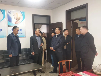 新鄉(xiāng)市人大常委會(huì)副秘書長、辦公室主任郭培山蒞臨振動(dòng)協(xié)會(huì)和高服機(jī)械指導(dǎo)工作